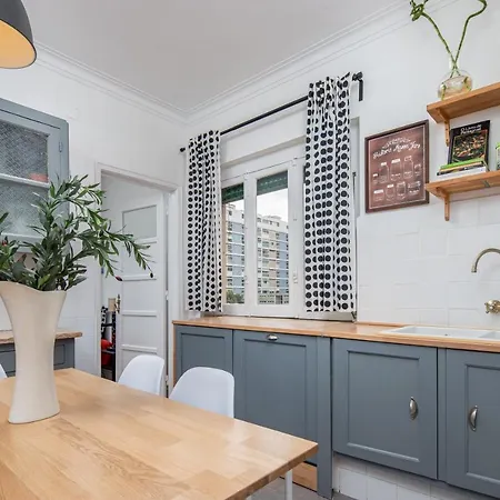 Classy 4Bdr Apartment With Balcony