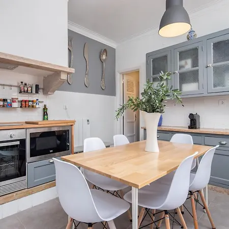 Classy 4Bdr Apartment With Balcony Lisbon