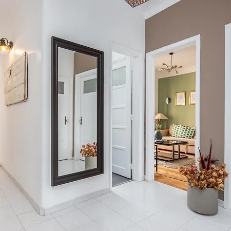 Διαμέρισμα Classy 4bdr W/ Balcony By Lovelystay *