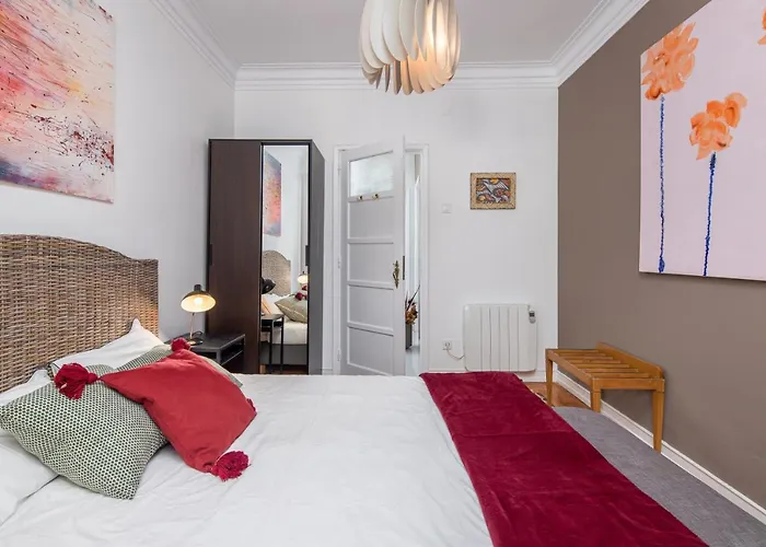 Apartamento Classy 4bdr W/ Balcony By Lovelystay