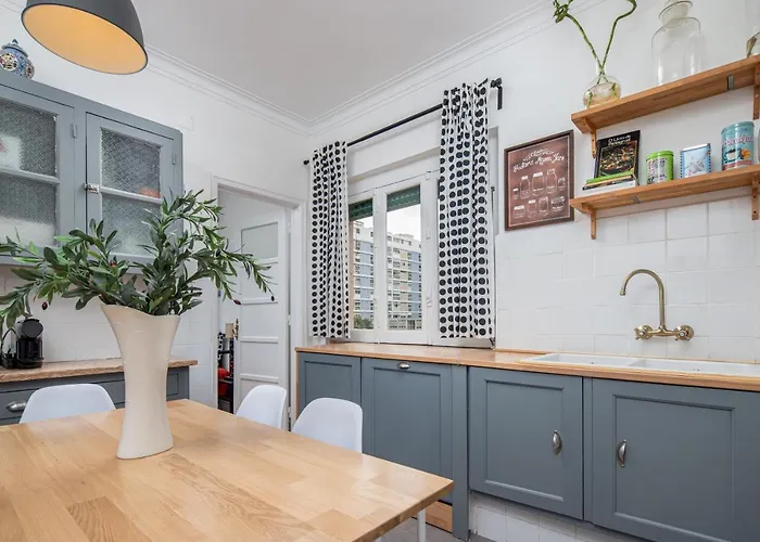 Classy 4bdr W/ Balcony By Lovelystay