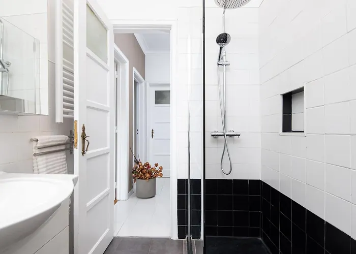 Classy 4bdr W/ Balcony By Lovelystay * Lisboa