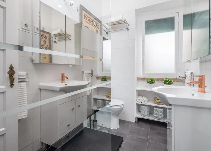 Classy 4bdr W/ Balcony By Lovelystay Lisboa